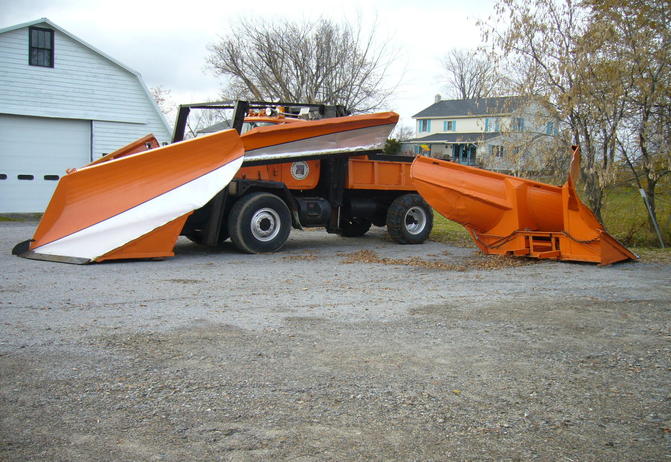 http://www.badgoat.net/Old Snow Plow Equipment/Trucks/Mack Snow Fighters/Mack Snow Fighters/GW671H462-4.jpg